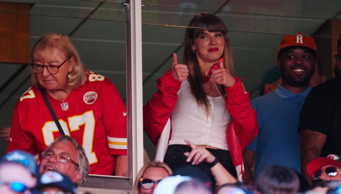 TAYLOR SWIFT AND TRAVIS KELCE: A NEW ROMANCE TAKES CENTRE STAGE